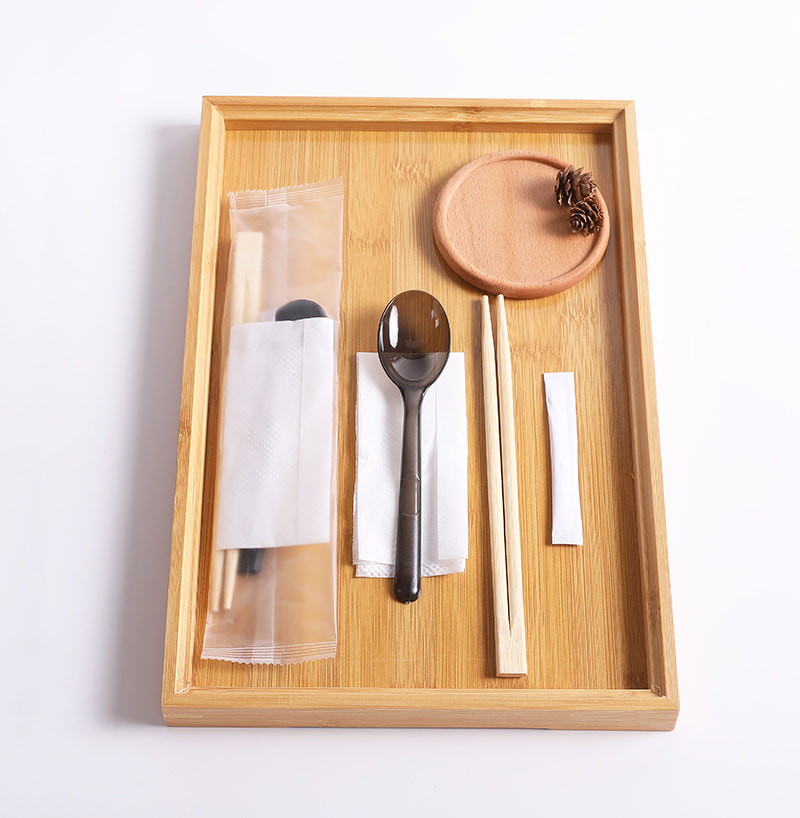 Vierteiliges Set aus Einweg-Mahlzeitenbeuteln mit Essstäbchen, Löffel und Serviette aus mattierter Verbundfolie