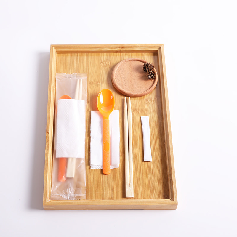 Einweg-Essstäbchen-Set aus Bambus mit orangefarbenem Löffel und mattierter Verbundfolie aus Papierserviette